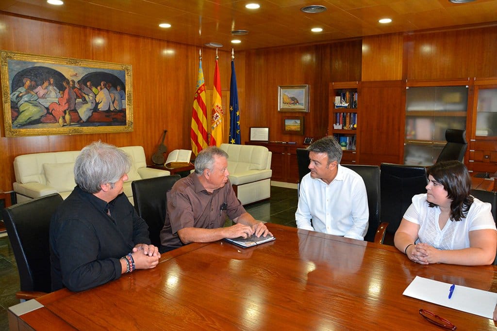 Chulvi junto a Moragues, Bañuls y el representante del Estudio San juan