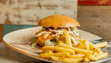 Comer hamburguesa casera con patatas en Jávea