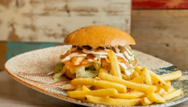 Comer hamburguesa casera con patatas en Jávea