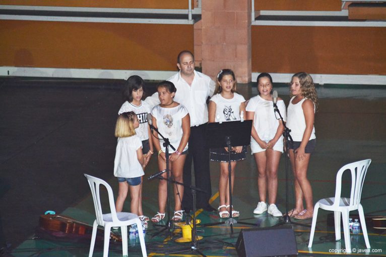 Pepe Mata y el Coro de niños cantando