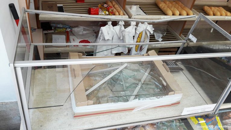 Cristales rotos de la vitrina de la panadería Fersan