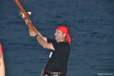 Cristiano disparando su arma