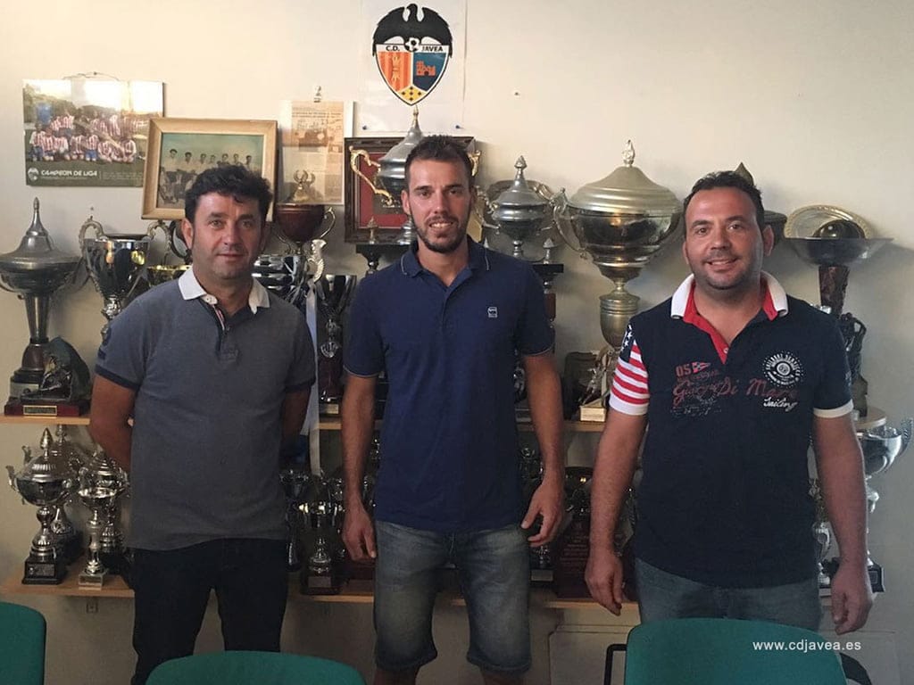 David Cardona con dos directivos del CD Jávea