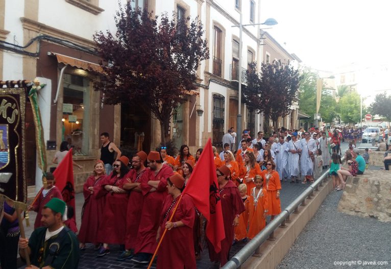 Desfile Moros y Cristianos en el pueblo