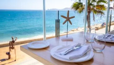 Disfruta de estupendas vistas al mar desde sus mesas