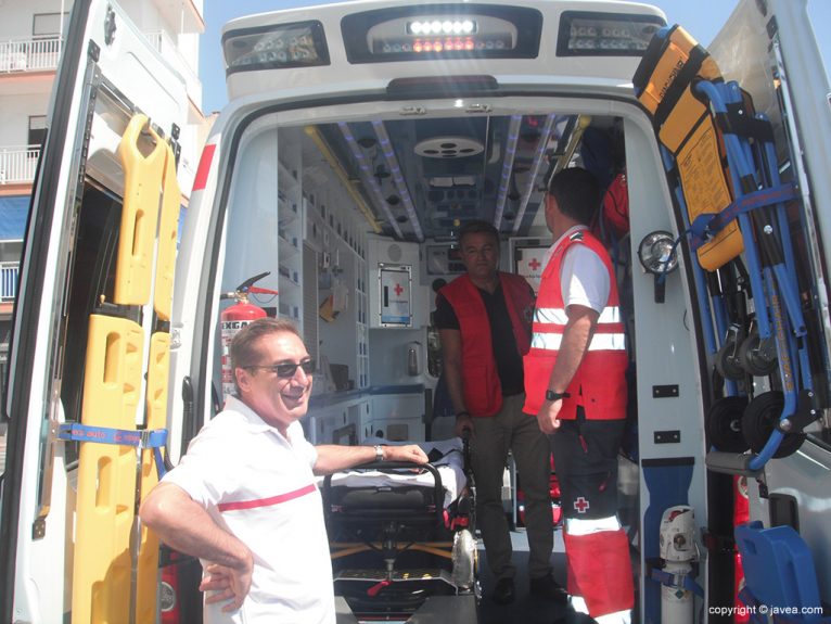 El alcalde visitó la nueva ambulancia