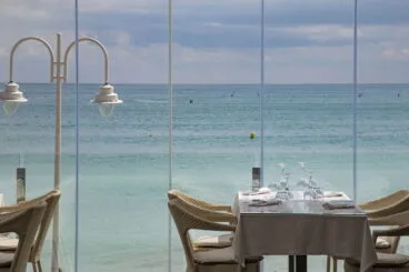 Cristalera con vistas al mar en Restaurante Noray