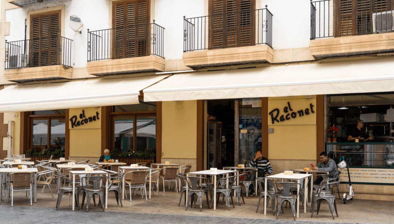 Fachada y terraza exterior del restaurante El Raconet en el casco antiguo de Jávea