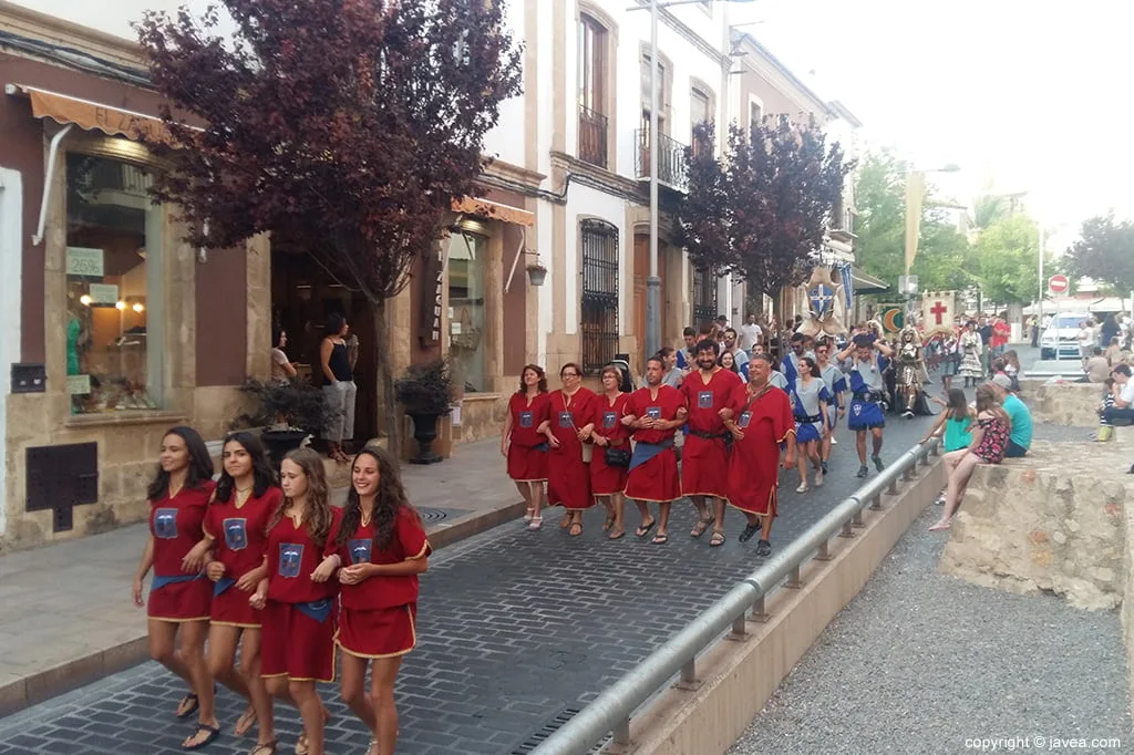 Filaés Cristianas precediendo a los capitanes