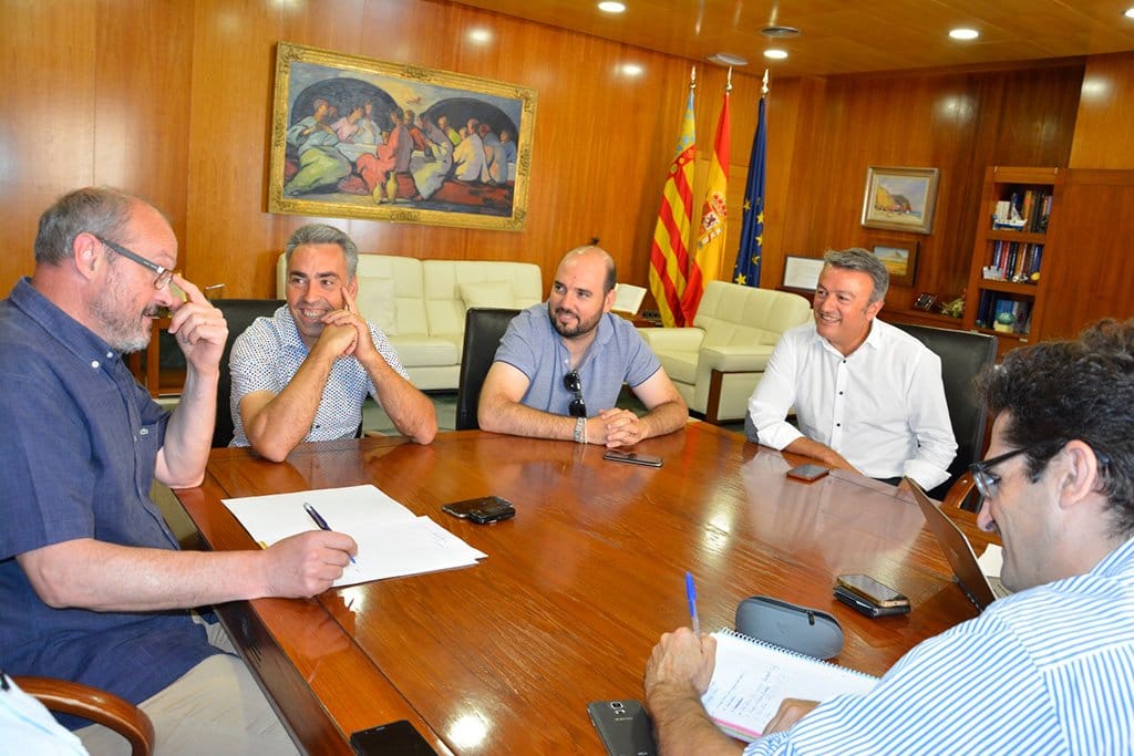 Firmando el acuerdo de venta de agua