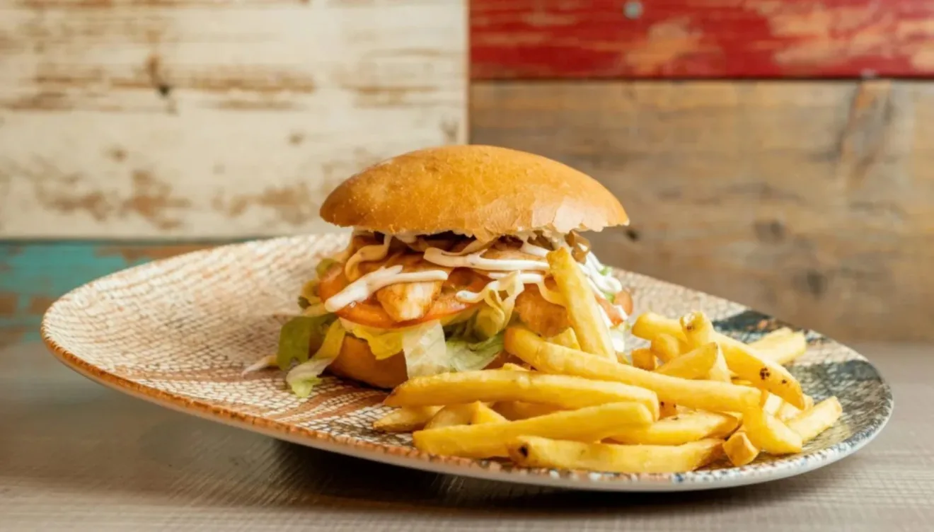 Hamburguesa artesanal de carne seleccionada con patatas fritas en El Raconet