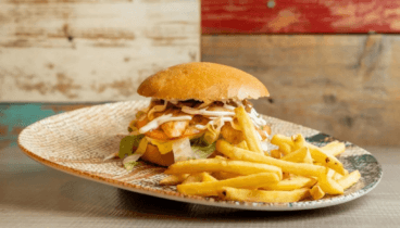 Hamburguesa artesanal de carne seleccionada con patatas fritas en El Raconet