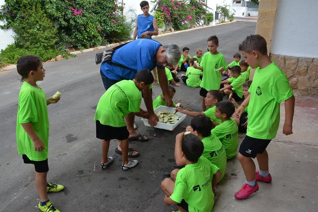 José Buigues repartiendo fruta