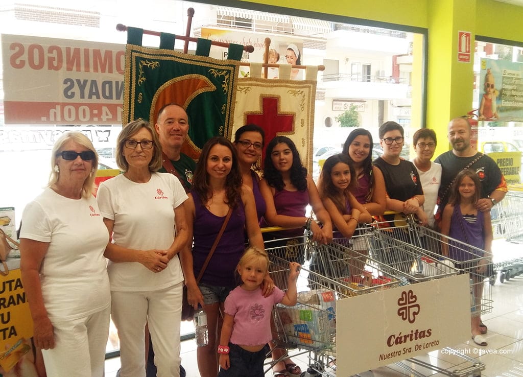 Juan Vicente Álvarez con gente de Cáritas recogiendo alimentos