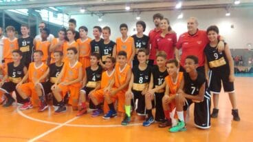 Jugadores alevines valencianos junto a los catalanes