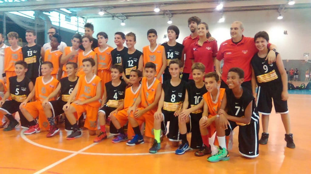 Jugadores alevines valencianos junto a los catalanes