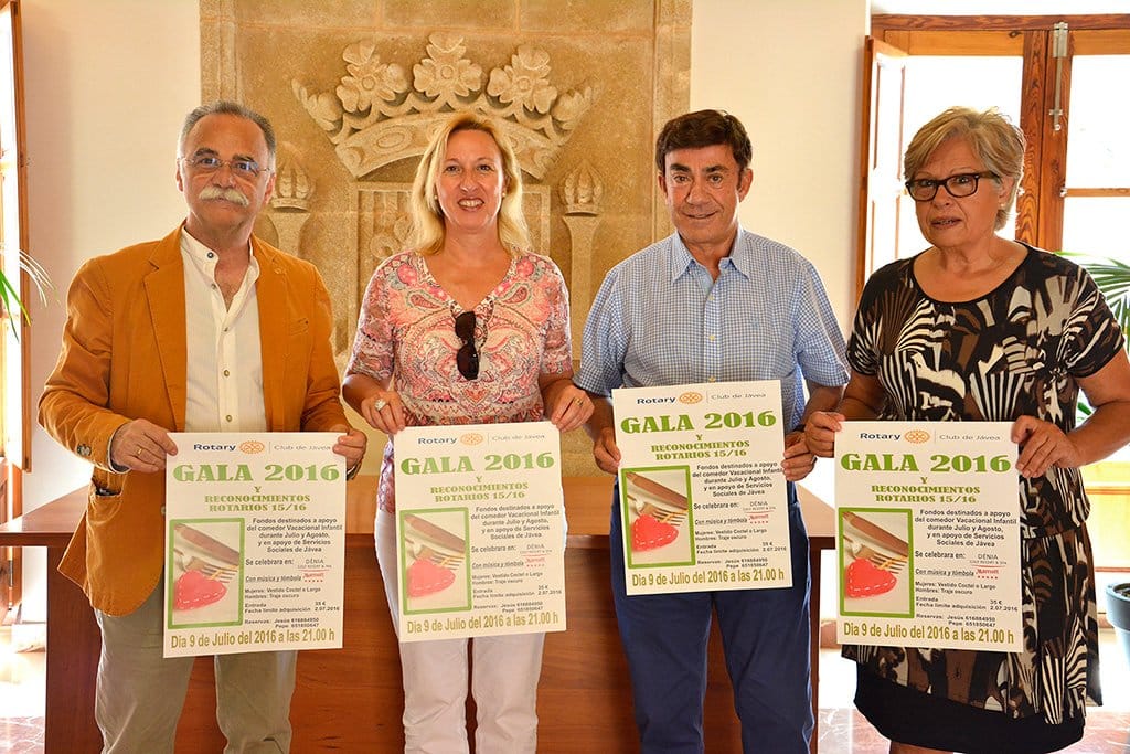 Pepa Gisbert con miembros del Club Rotary Xàbia