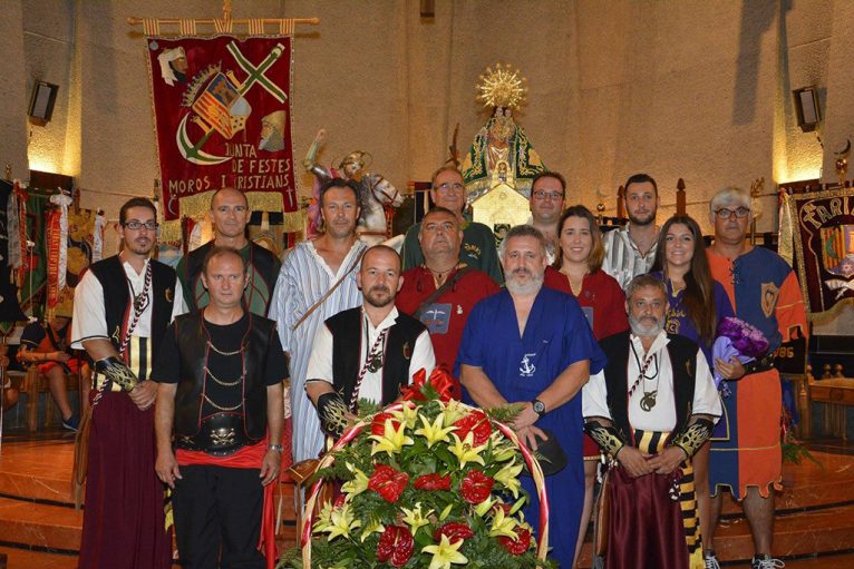 La Junta de Festes de Moros y Cristianos con el patrón Sant Jaume