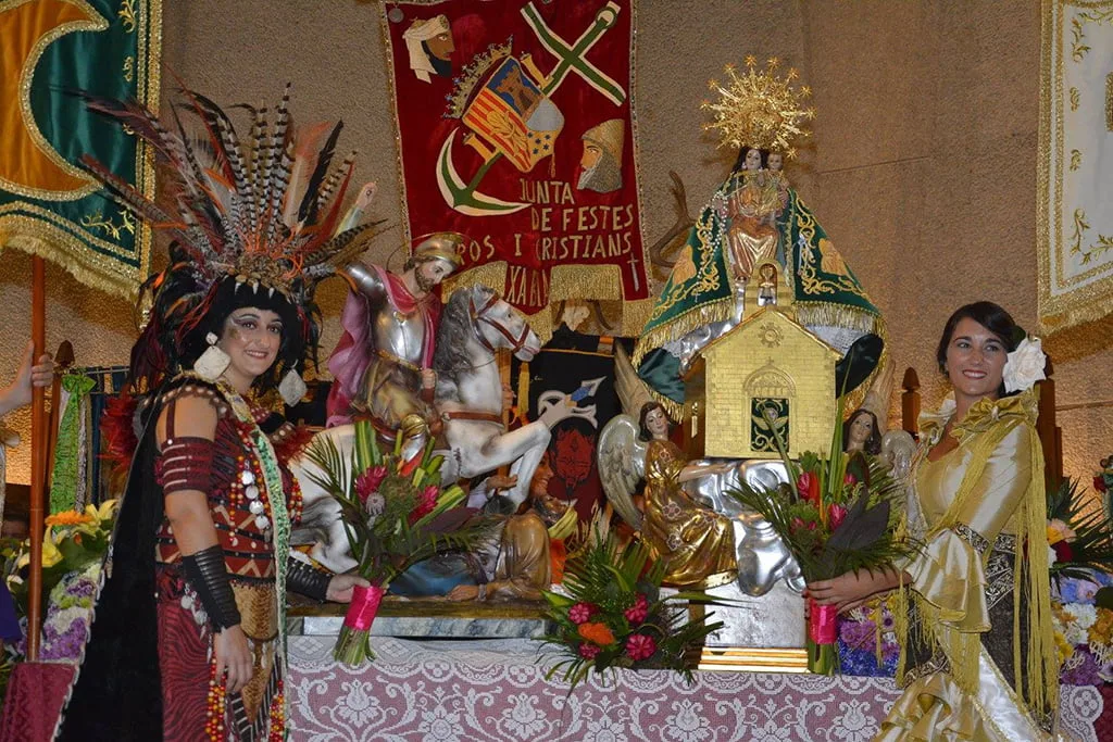 Las abanderadas en la ofrenda a Sant Jaume