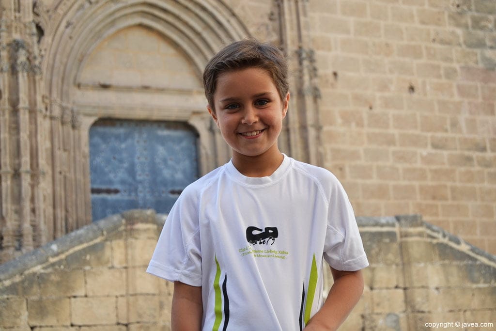 Laura con la camiseta del Club d'Atletisme Llebeig de Xàbia