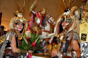 Los capitanes junto a la imagen de Sant Jaume