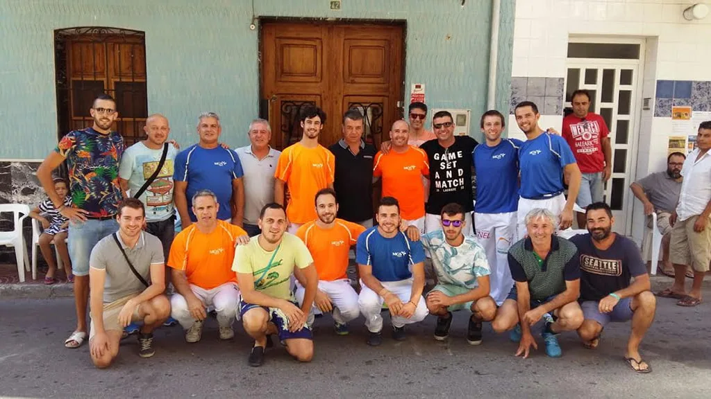 Los "pilotaris" junto a aficionados en Benitatxell