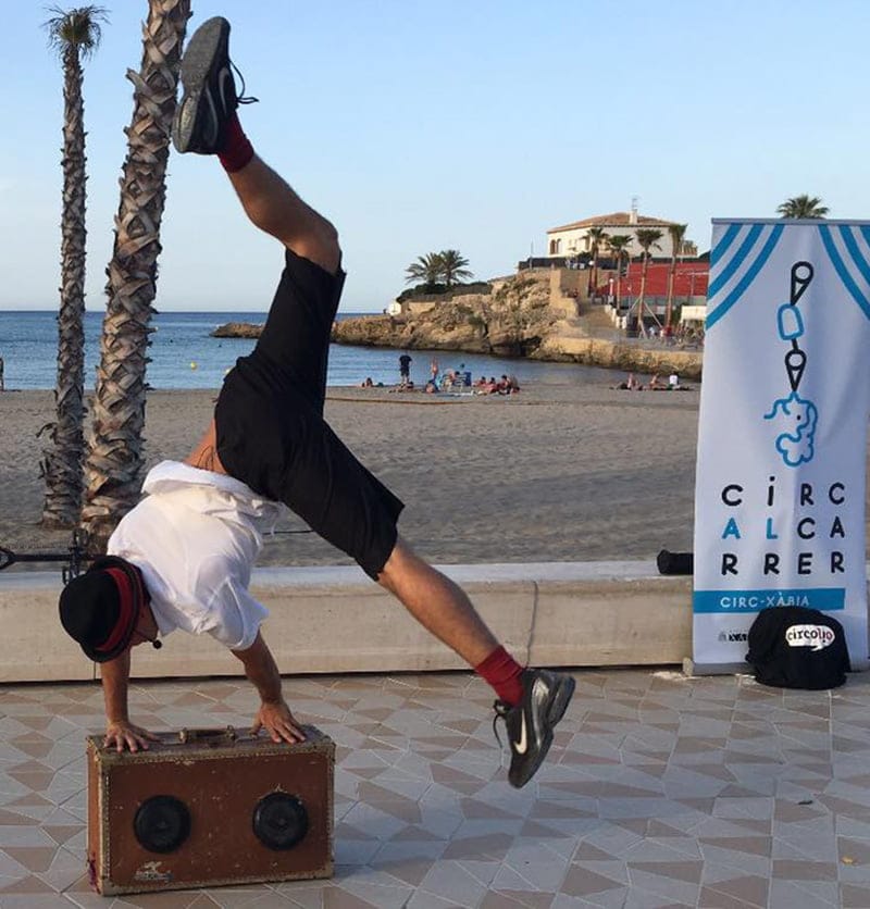 Malabarista del teatro de calle en Xàbia