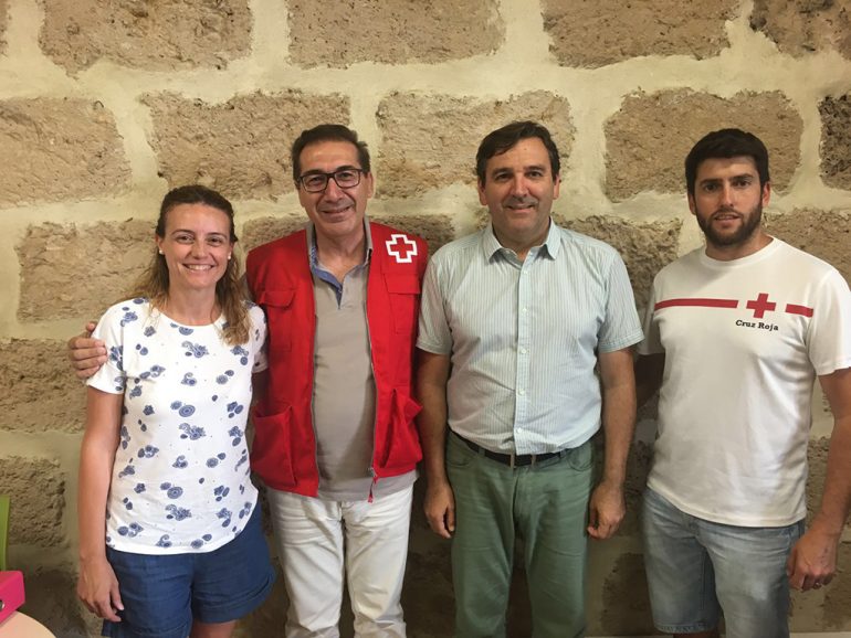 Domenech tras recoger el dinero de manos de Mavi Pérez y Antonio Miragall