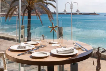 Mesa tranquila y apartada para disfrutar de una velada íntima