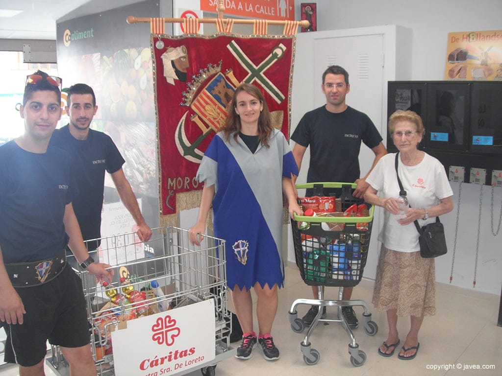 La filà Faciners en la recogida de alimentos