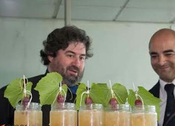 Miguel Ángel Juliá con su coctail