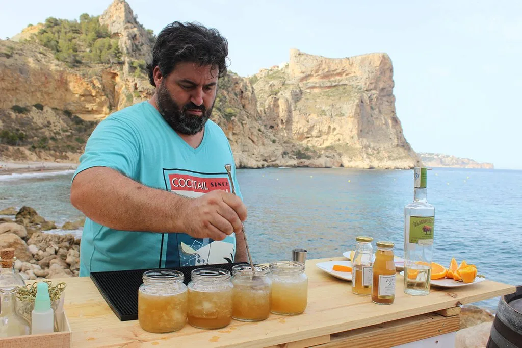 Miguel Ánge Juliá elaborando un coctel