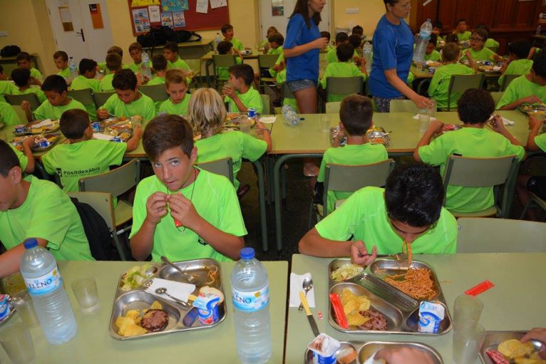 Alumnos del campus durante la comida