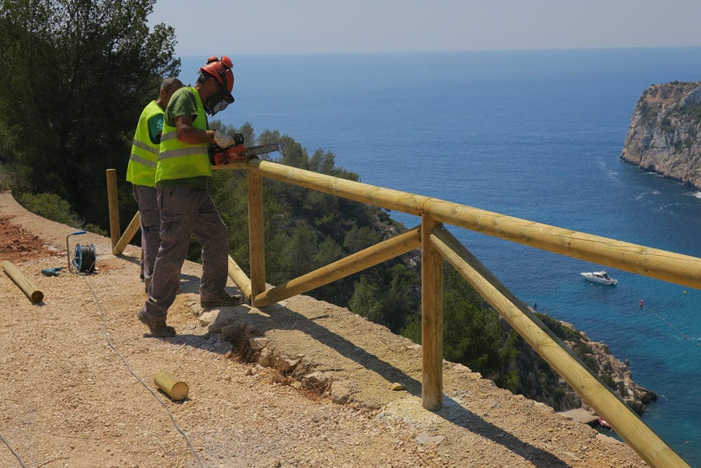 Operarios colocando el vallado de madera en el mirador de la Granadella