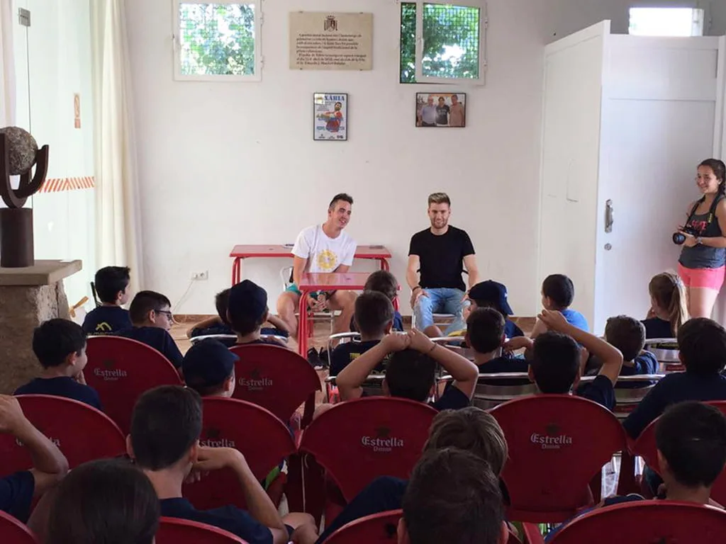 Ortolá charlando con los niños