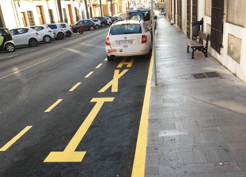 Parada taxis recién pintada en la Av. de Alicante