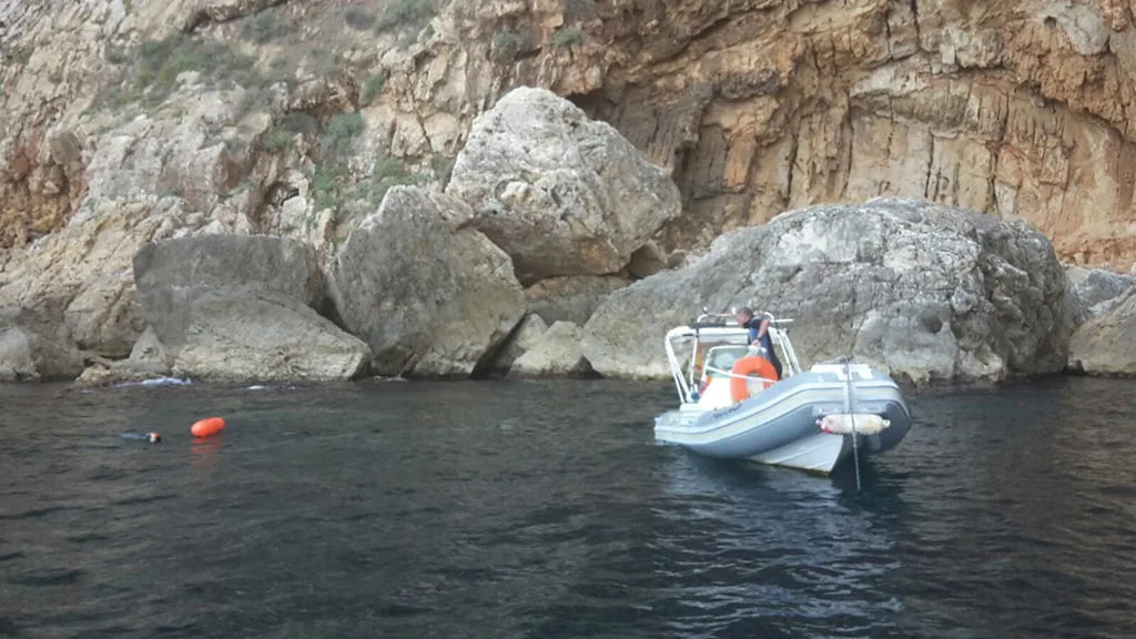 Barca faenando en la reserva marina