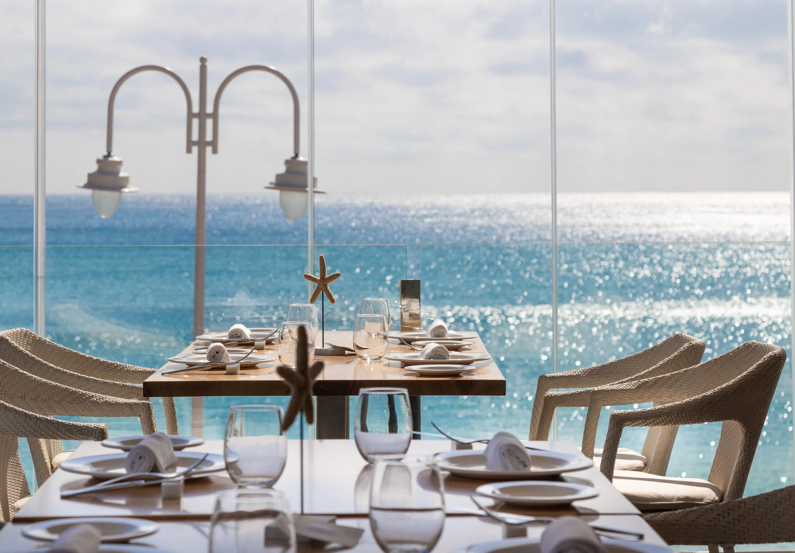 Restaurante con mesas para 4 con increíbles vistas al mar