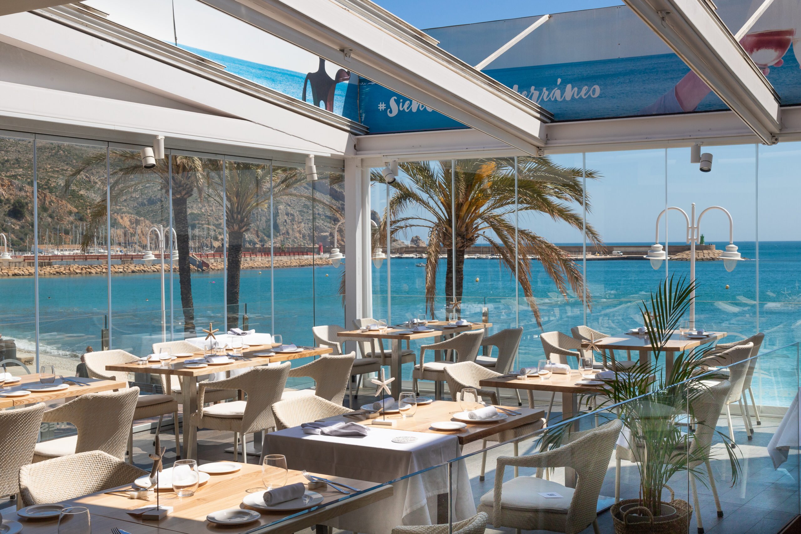 Restaurante mediterráneo con una gran variedad de platos
