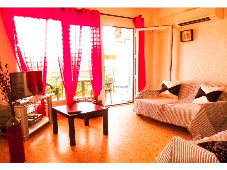 Sala de estar con aire acondicionado Marina Bay Homes