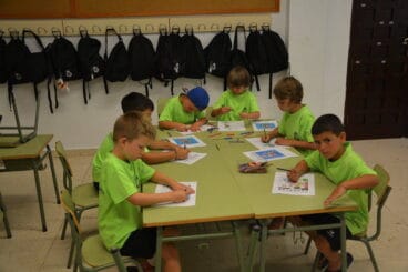 Alumnos del campus en el taller de Pintura