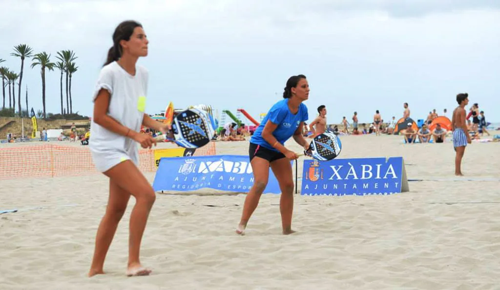 Tenistas jugando en la playa del Arenal