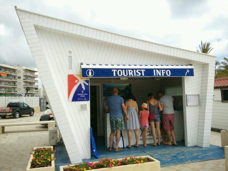 Oficina de Tourist Info en la playa del Arenal