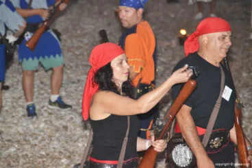 Una cristiana preparando su trabuco