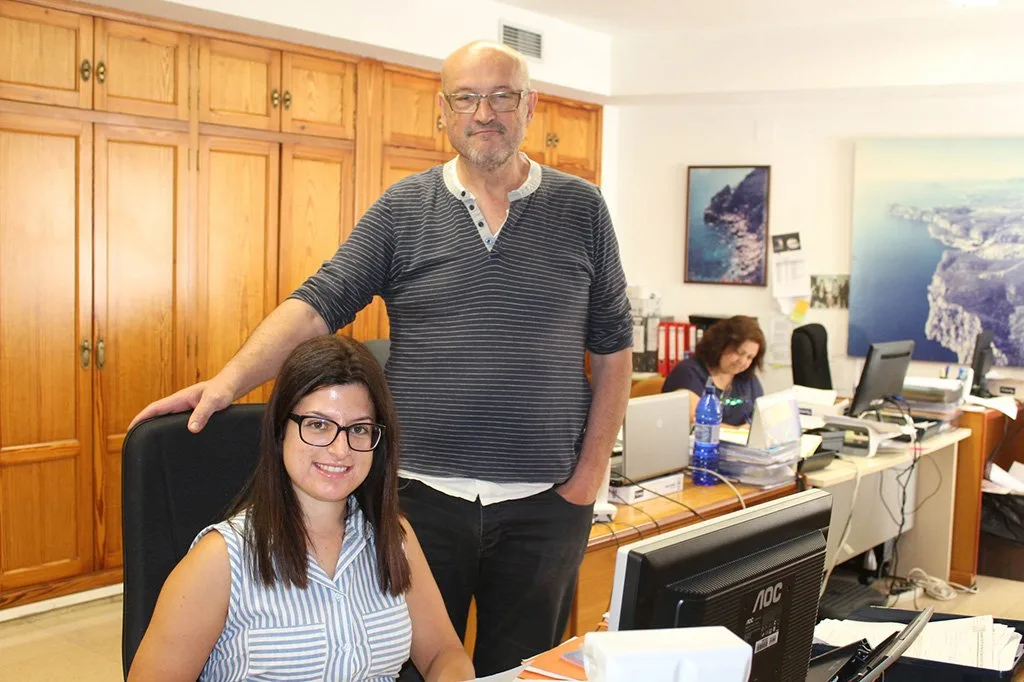Una de las jóvenes becadas junto al alcalde