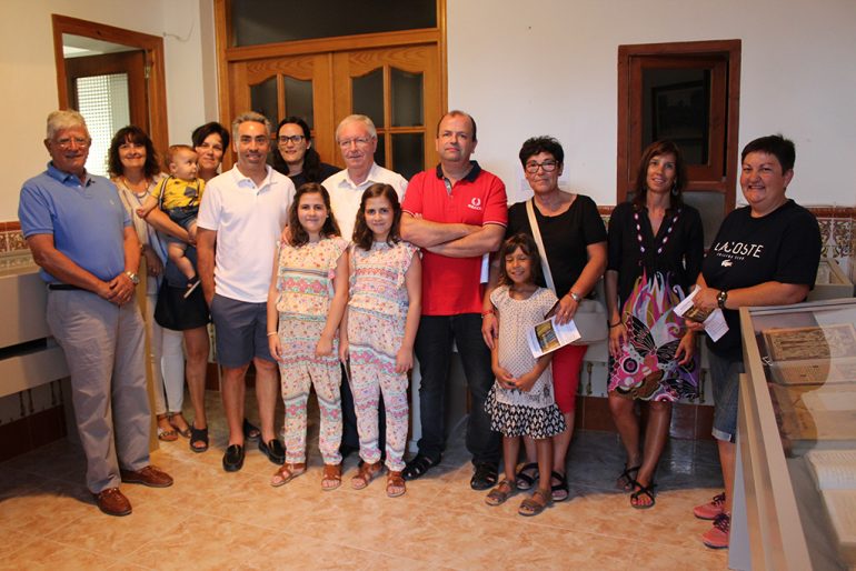 Una familia junto al párroco Guillermo Gilabert