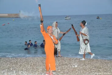 Una mora disparando su trabuco