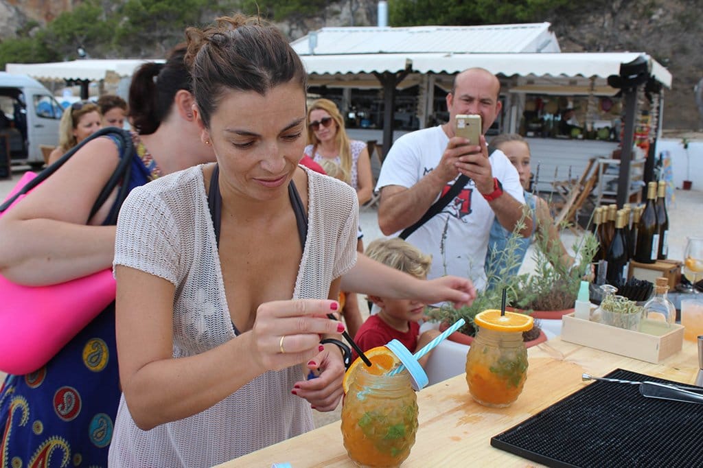 Una participante en el Taller de Coctelería