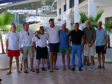 Uno de los triunfadores tras recoger el trofeo