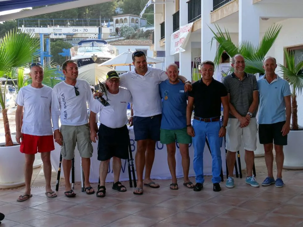 Uno de los triunfadores tras recoger el trofeo
